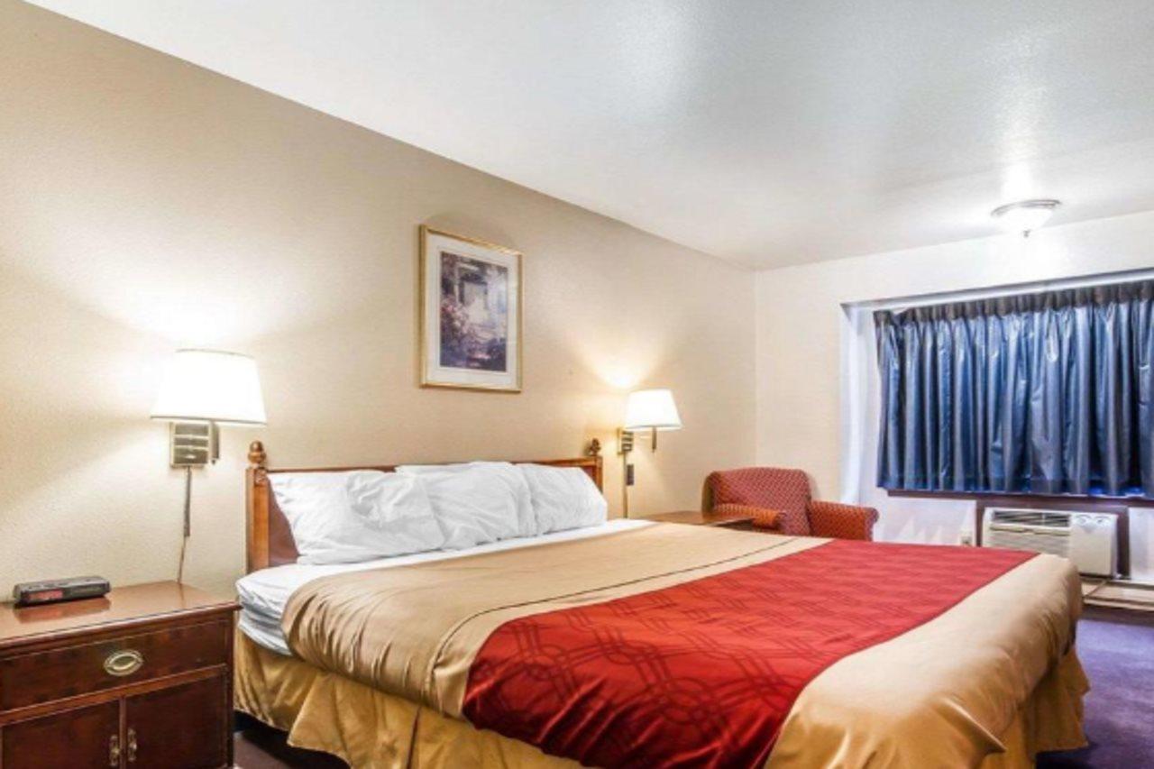 Rodeway Inn & Suites Madison East Exteriér fotografie