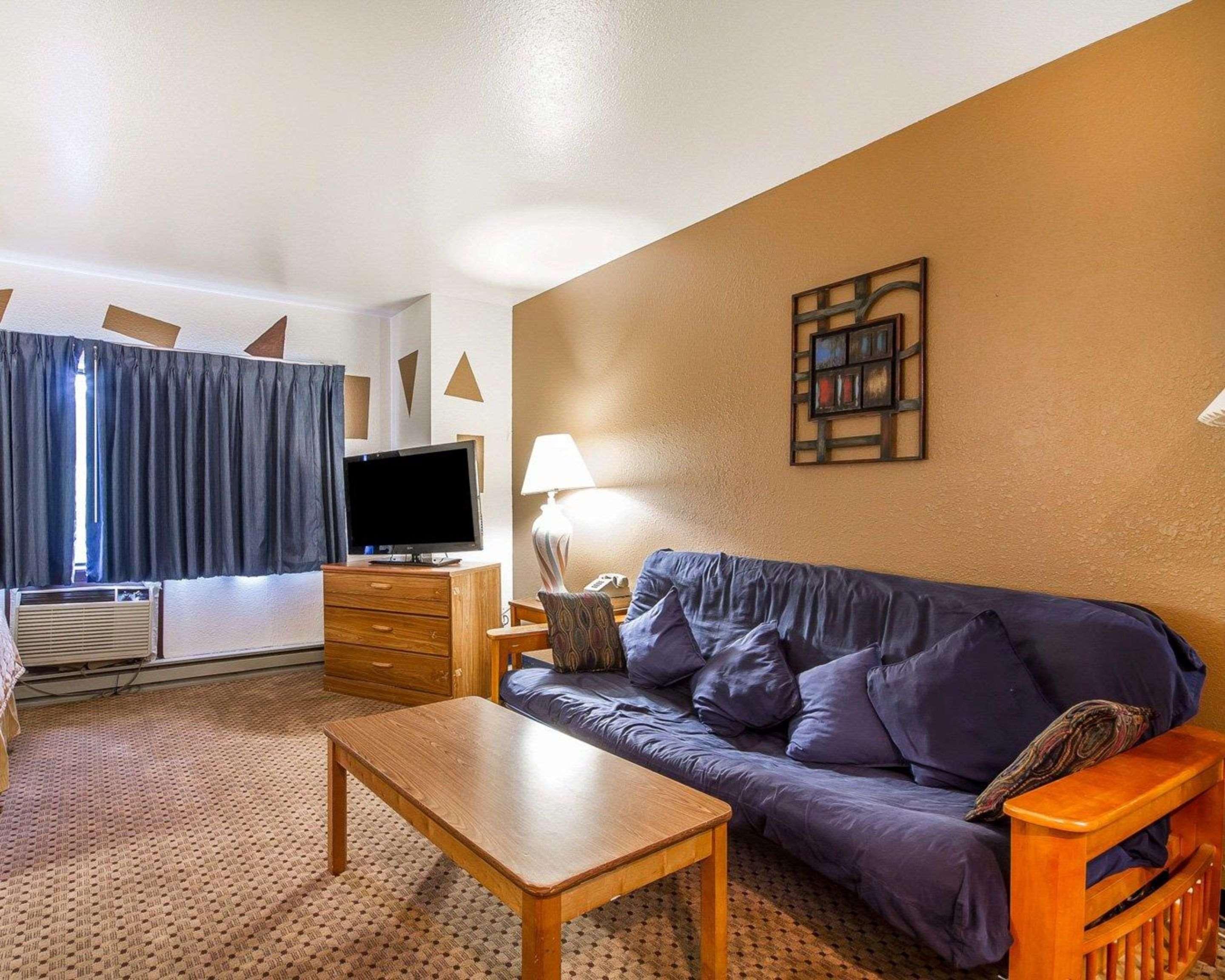 Rodeway Inn & Suites Madison East Exteriér fotografie