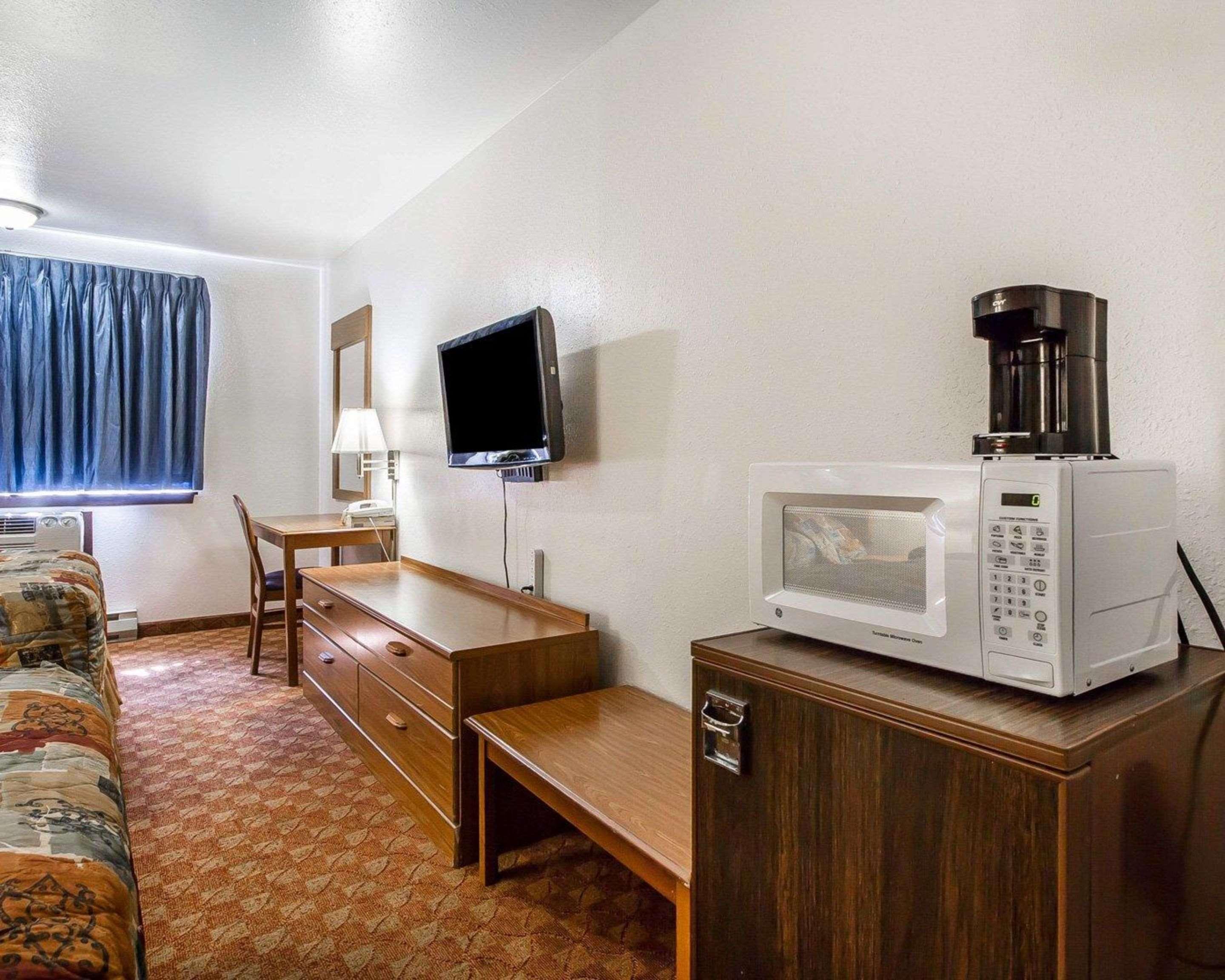 Rodeway Inn & Suites Madison East Exteriér fotografie