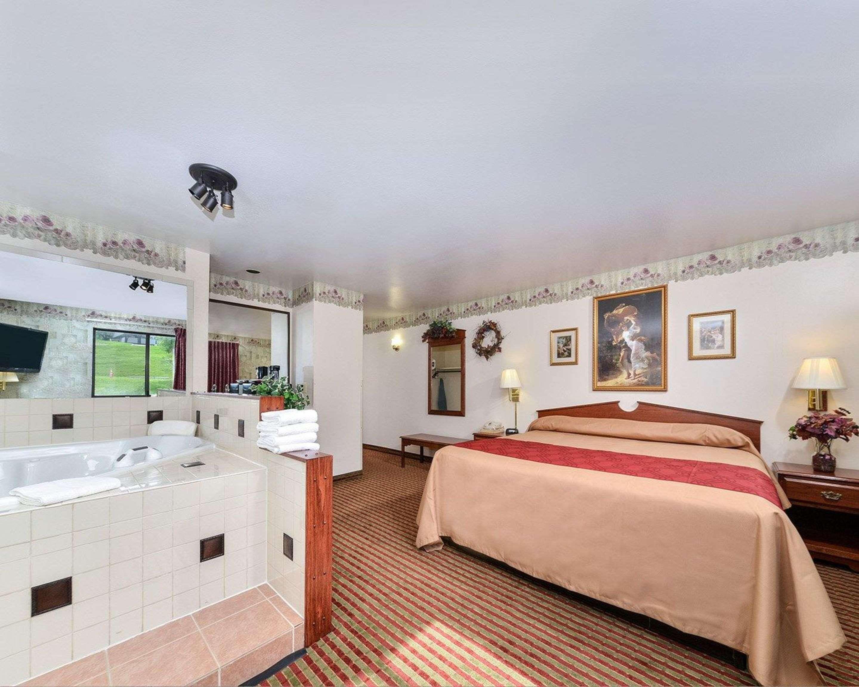 Rodeway Inn & Suites Madison East Exteriér fotografie