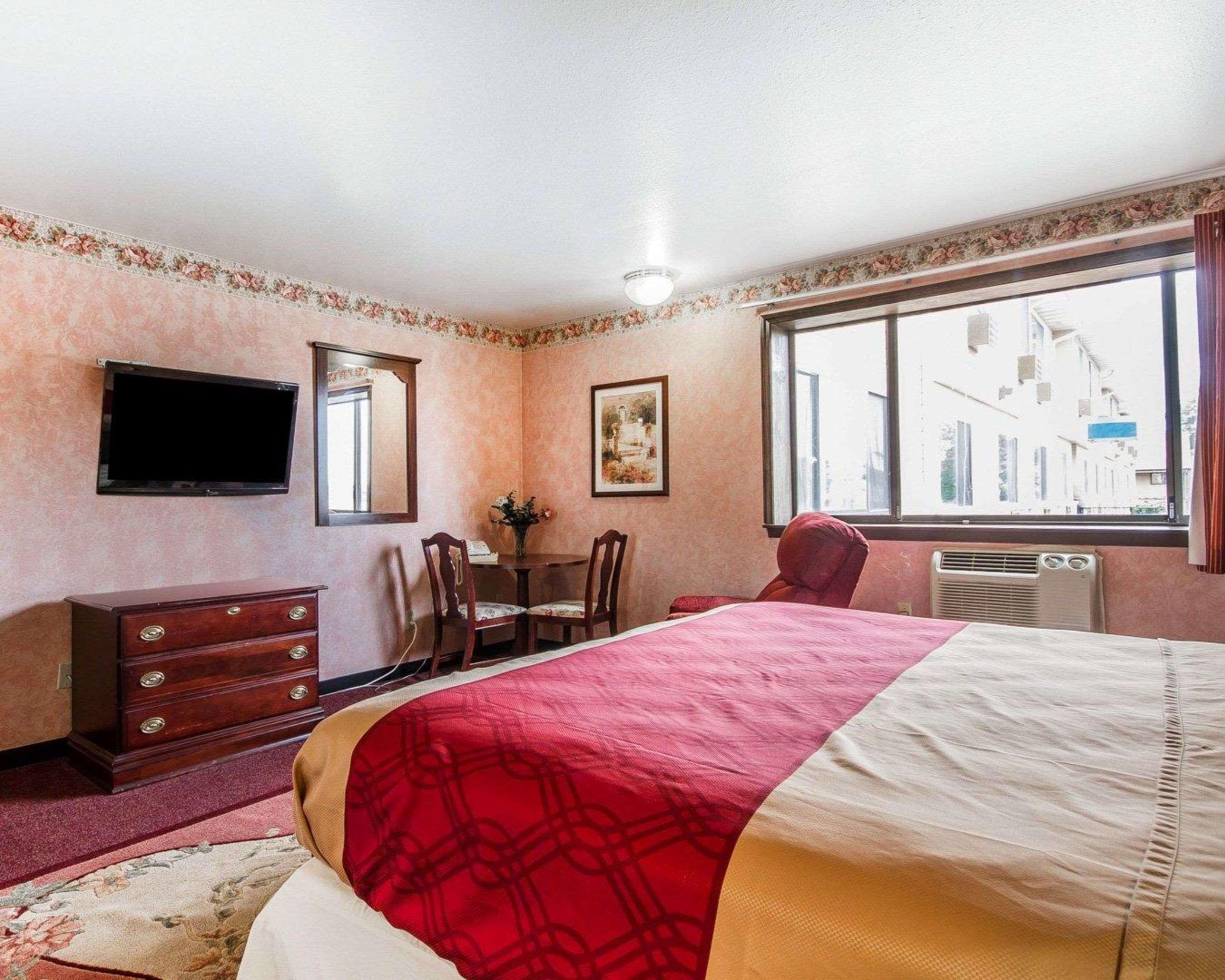 Rodeway Inn & Suites Madison East Exteriér fotografie