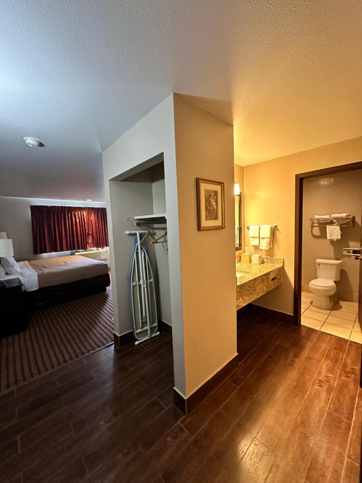 Rodeway Inn & Suites Madison East Exteriér fotografie