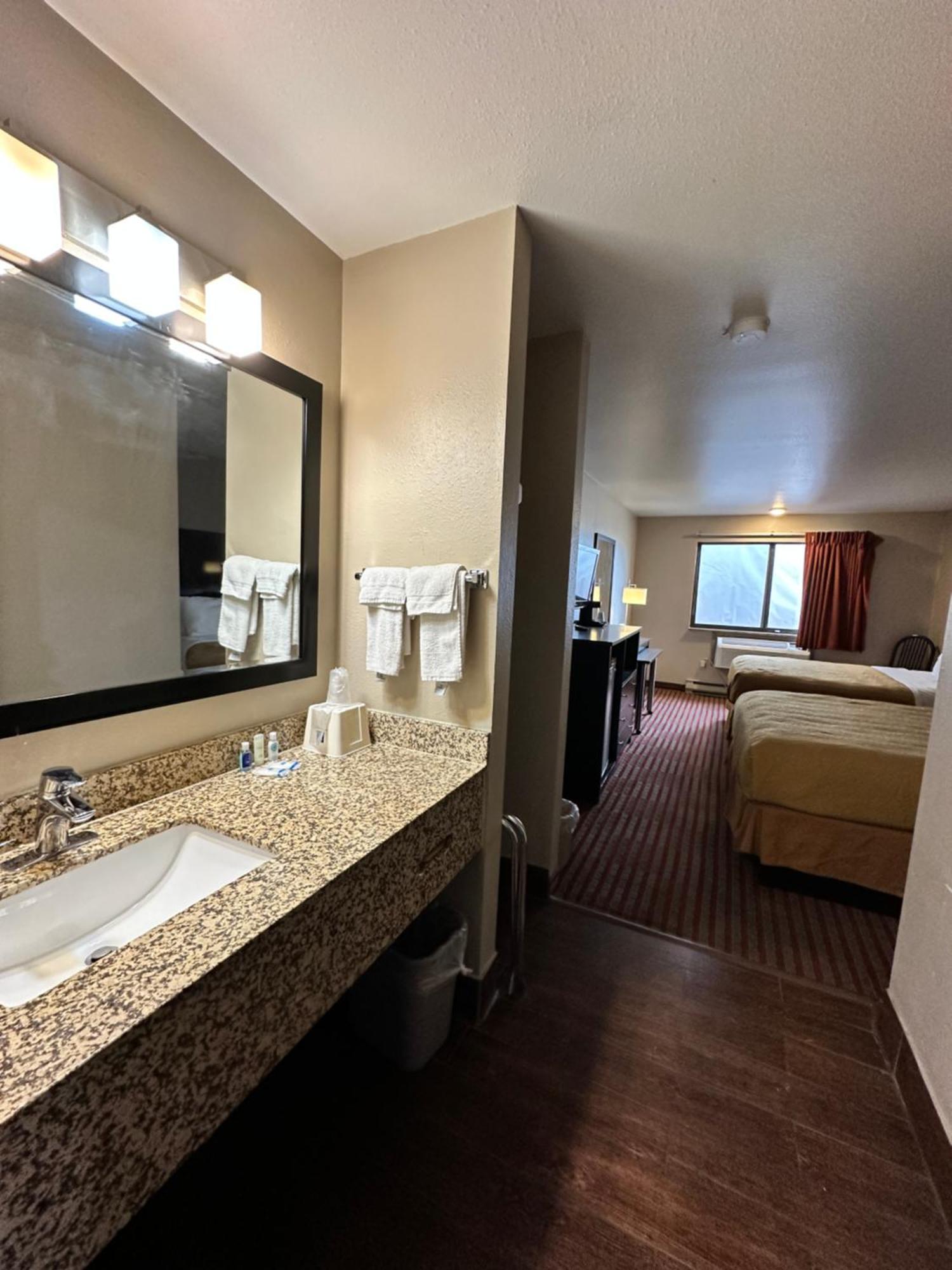 Rodeway Inn & Suites Madison East Exteriér fotografie