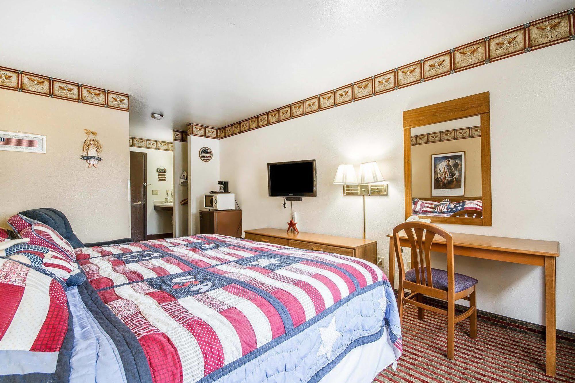 Rodeway Inn & Suites Madison East Exteriér fotografie