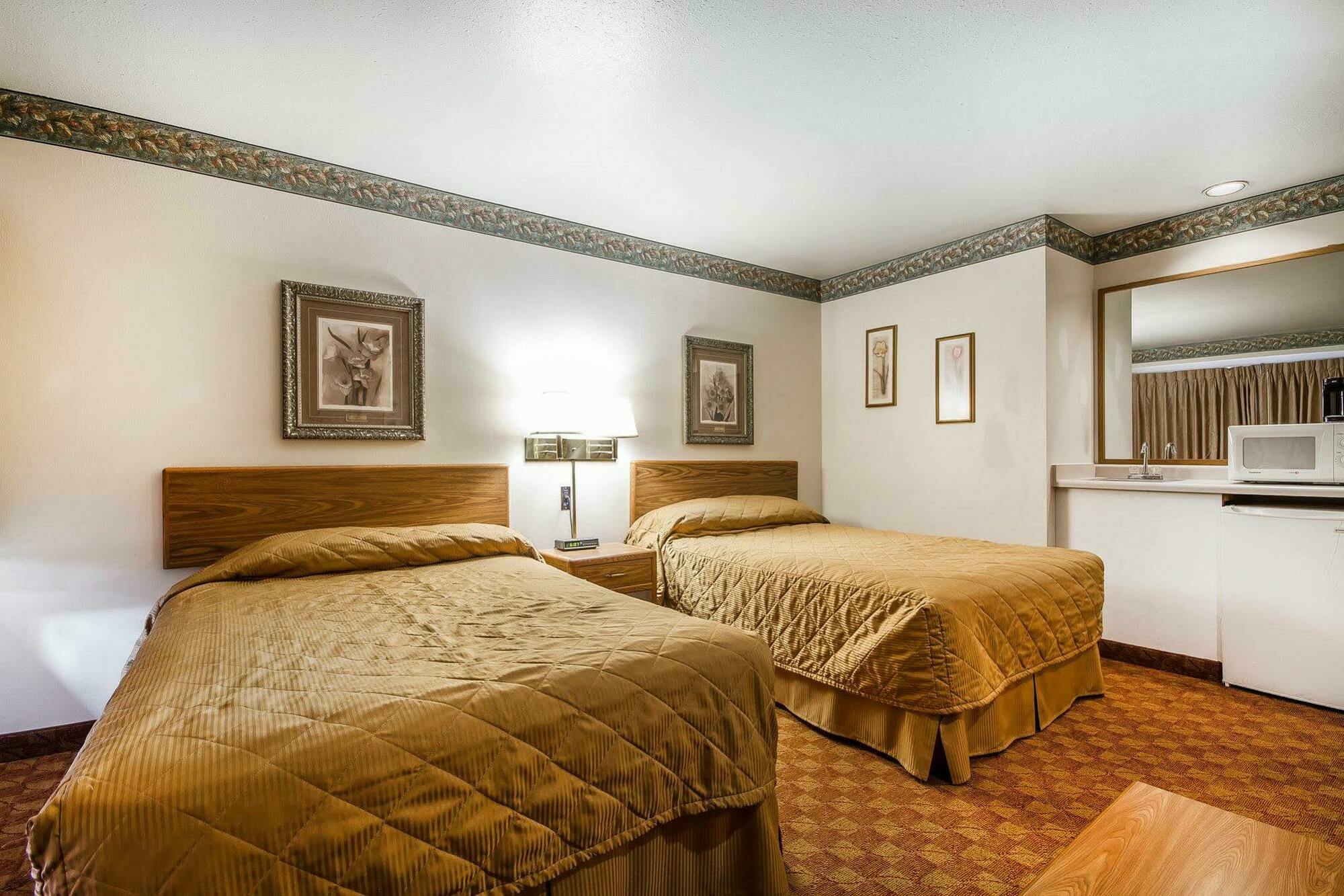Rodeway Inn & Suites Madison East Exteriér fotografie