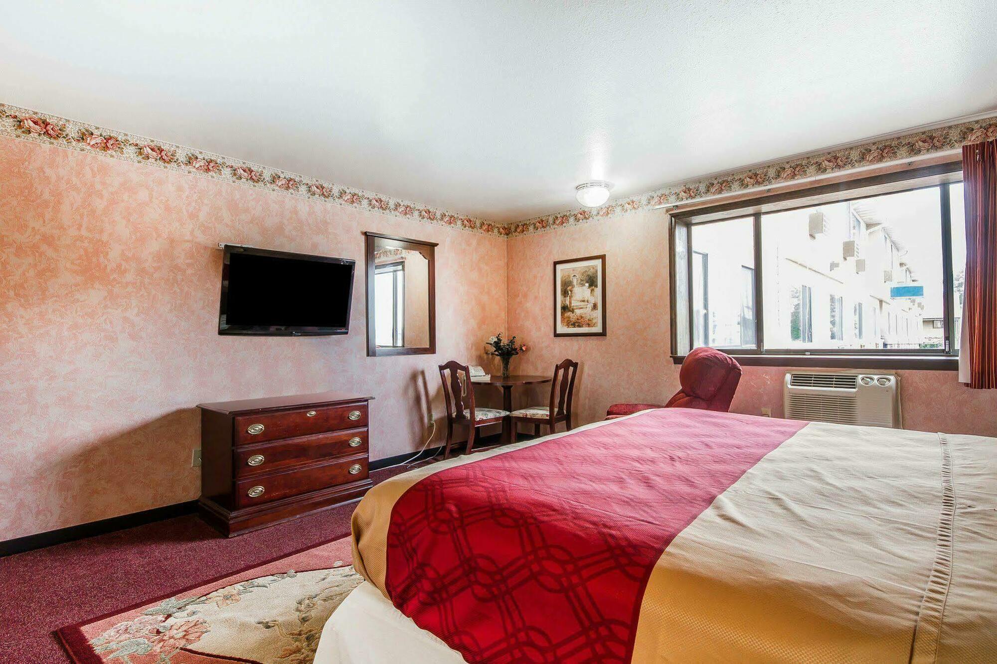 Rodeway Inn & Suites Madison East Exteriér fotografie