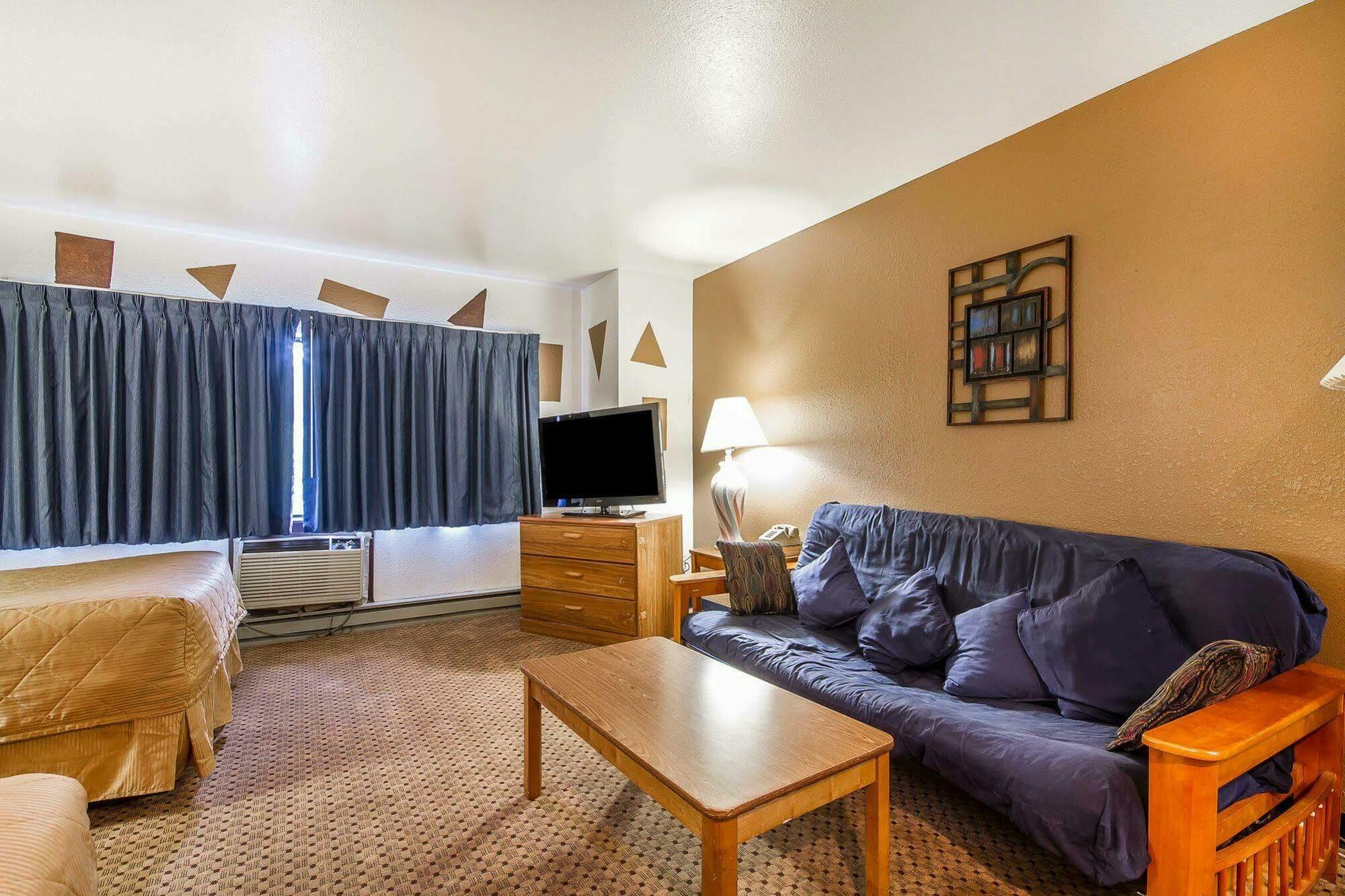 Rodeway Inn & Suites Madison East Exteriér fotografie